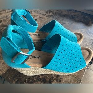 Minnetonka Leather Laser Cut Wedge Suede Sandal US Size 9 Turquoise Espadrille